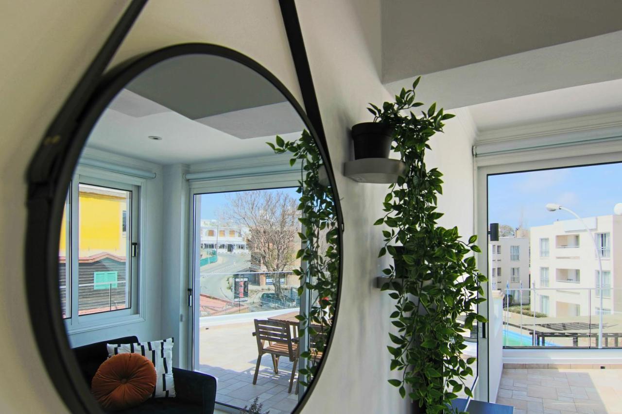 Phaedrus Living: Seaside Modern Flat Lighthouse 63 *