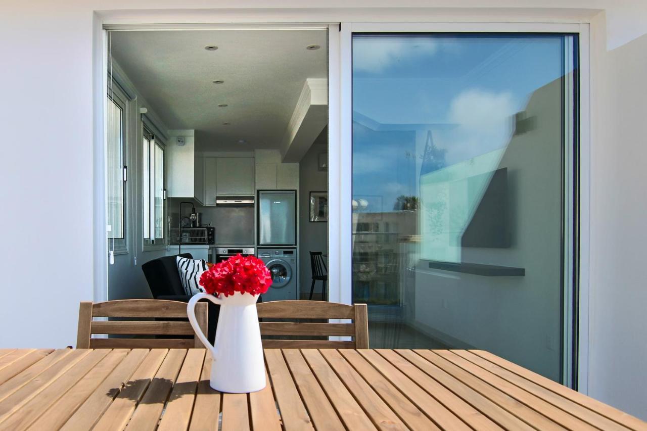 Phaedrus Living: Seaside Modern Flat Lighthouse 63 *
