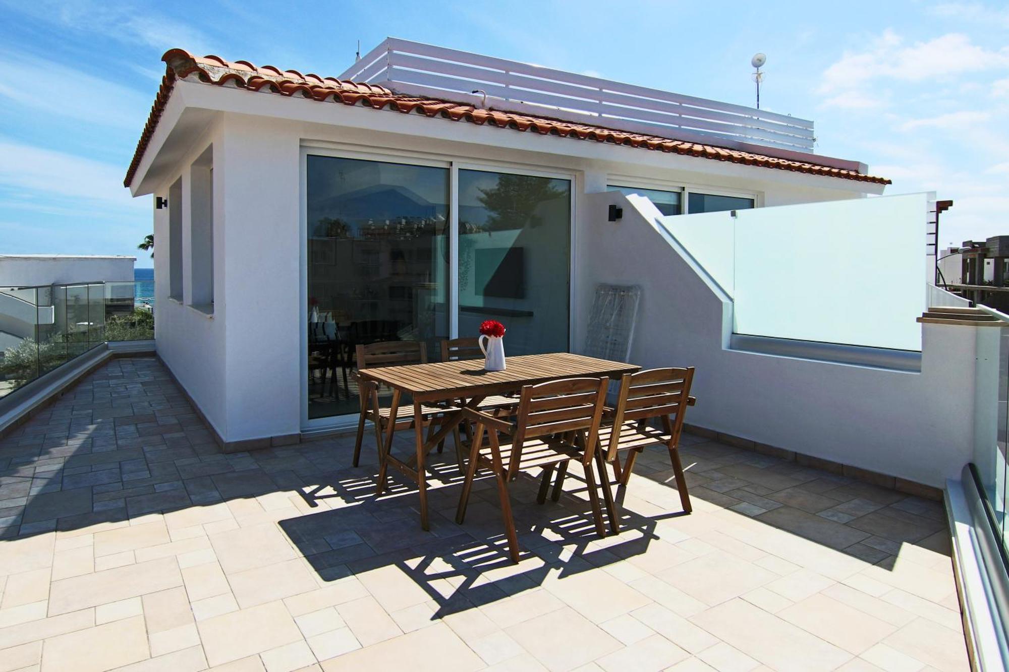 Phaedrus Living: Seaside Modern Flat Lighthouse 63 *